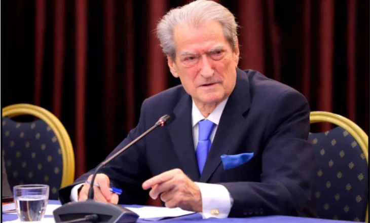 Kush është demokrati që ka vënë me “shpatulla pas murit” Sali Berishën dhe si strategjia e tij rrezikon ta rrëzojë…