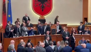 Kuvend/ Ende pa nisur seanca, deputetët e PD zënë vendet e ministrave në sallë