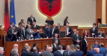 Kuvend/ Ende pa nisur seanca, deputetët e PD zënë vendet e ministrave në sallë