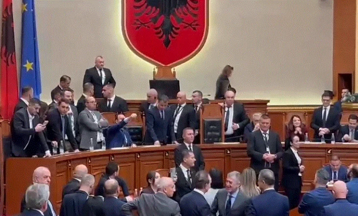 Kuvend/ Ende pa nisur seanca, deputetët e PD zënë vendet e ministrave në sallë
