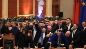 Kuvendi i Shqipërisë në kaos/ REL: Flakadanë, shishe uji e përplasje mes deputetëve të opozitës dhe gardës