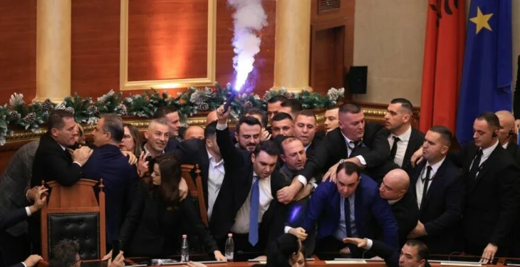 Kuvendi i Shqipërisë në kaos/ REL: Flakadanë, shishe uji e përplasje mes deputetëve të opozitës dhe gardës