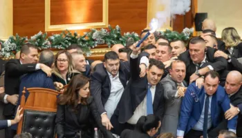 Kuvendi vendos për përjashtimin e deputetëve të PD, 1 orë para seancës për mandatin e Ballukut