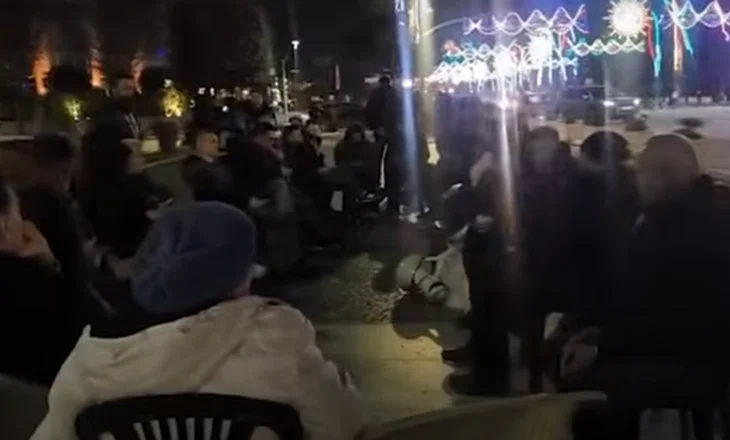 Lapaj “e gdhiu” në karrige para Kryeministrisë, dhjetëra qytetarë i bashkohen protestës (VIDEO)