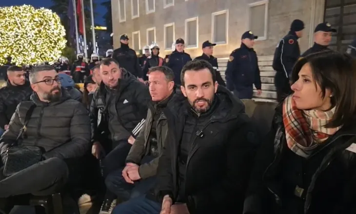 Lapaj ironizon protestën e Berishës: Rama s’mundet me kapsolla. Duhet bashkim përtej flamujve politike