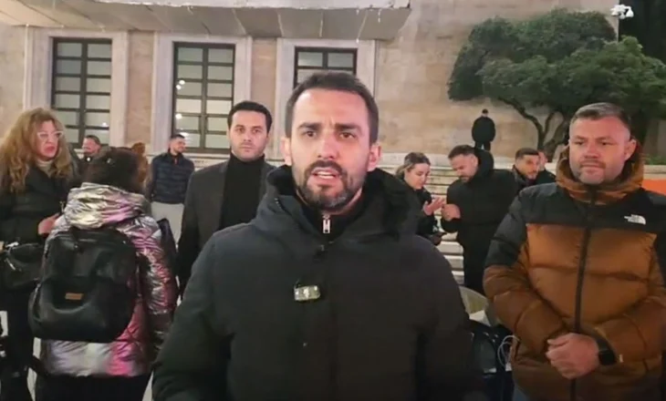 Lapaj perplaset me policinë/ I heq çadrat e vendosura para Kryeministrisë