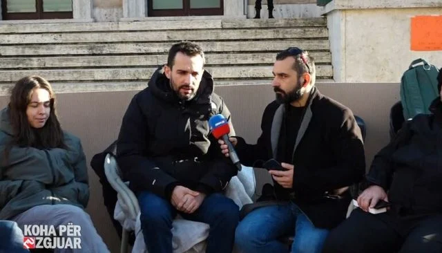 Lapaj vijon protestën para Kryeministrisë: Të imponojmë dorëheqjen e Ramës