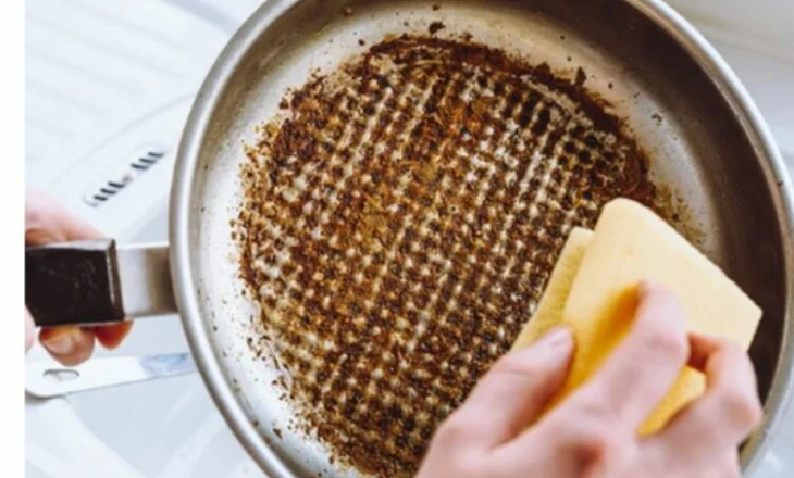 Largoni njollat e tiganëve duke përdorur këtë truk në kuzhinë