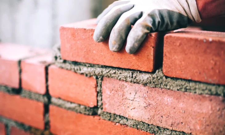 Lehtësohen ndërtuesit, çmimet e materialeve po rriten më pak se inflacioni