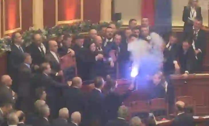 Leksion nga Shqipëria: Si nuk duhet të sillet një opozitë që mos qëndrojë përjetësisht në opozitë