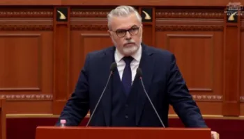 “Ligjet nuk i bëjnë flakadanët “/ Toni Gogu pas kaosit në Kuvend: Dhuna nuk është alternativë politike