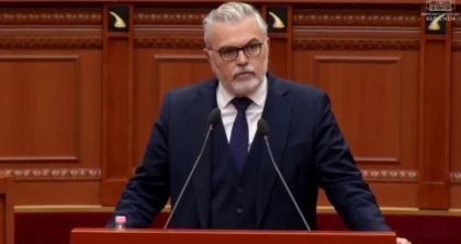 “Ligjet nuk i bëjnë flakadanët “/ Toni Gogu pas kaosit në Kuvend: Dhuna nuk është alternativë politike