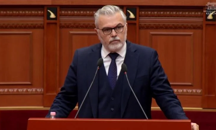 “Ligjet nuk i bëjnë flakadanët “/ Toni Gogu pas kaosit në Kuvend: Dhuna nuk është alternativë politike