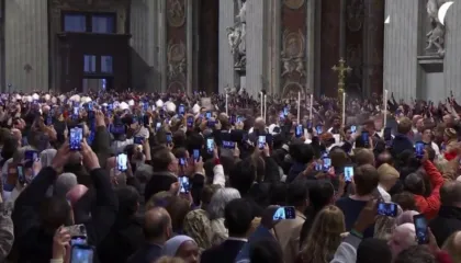 Lindja e Krishtit në Betlehem, në Vatikan, Papa Leo XIV mban meshën dhe kritikon trajtimin e njerëzve si mallra