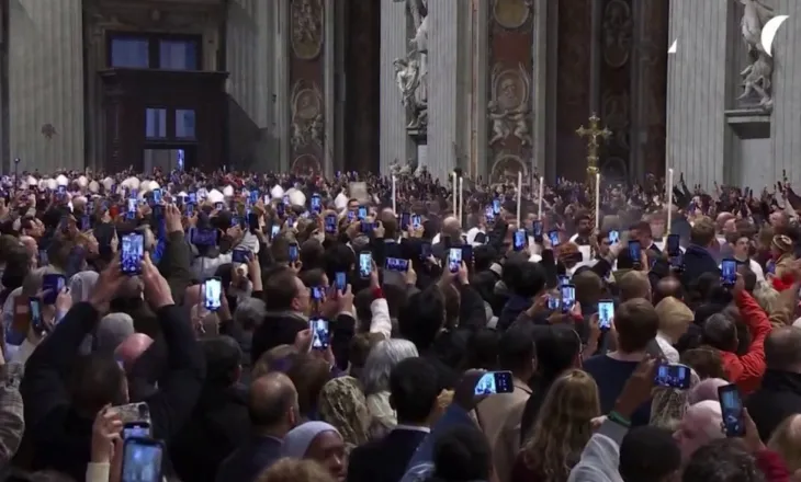 Lindja e Krishtit në Betlehem, në Vatikan, Papa Leo XIV mban meshën dhe kritikon trajtimin e njerëzve si mallra