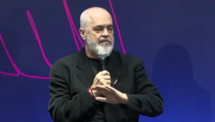 “Lista e bardhë mund të bëhet e zezë”, Rama replikë me ndërtuesin: Po bëj 20 vite e kusur që merrem me racën tuaj, fajin kërkojeni në…