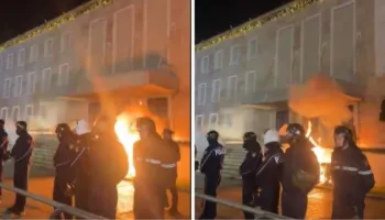 LIVE/ Berisha mbyll fjalimin, protestuesit hedhin bomba molotov drejt godinës së Kryeministrisë, nis shpërndarja