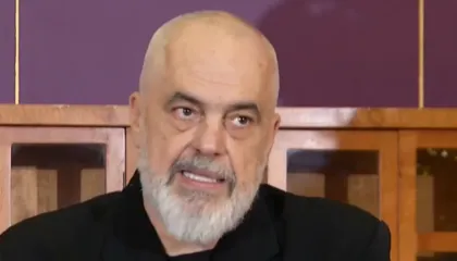 LIVE- Ceremonia tradicionale “Medalja e Artë” për nxënësit që mbaruan gjimnazin me 10-ta, flet kryeministri Rama