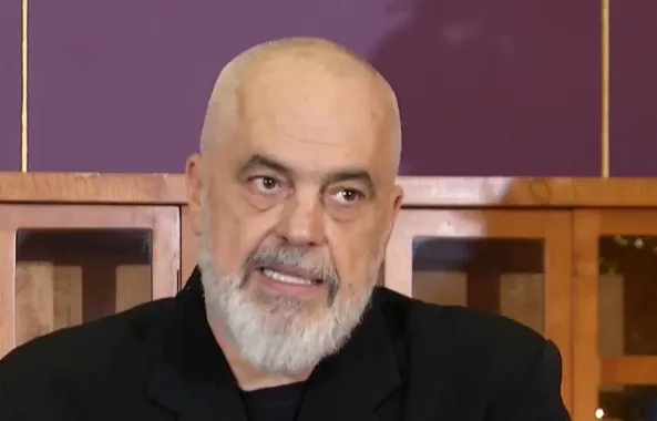 LIVE- Ceremonia tradicionale “Medalja e Artë” për nxënësit që mbaruan gjimnazin me 10-ta, flet kryeministri Rama