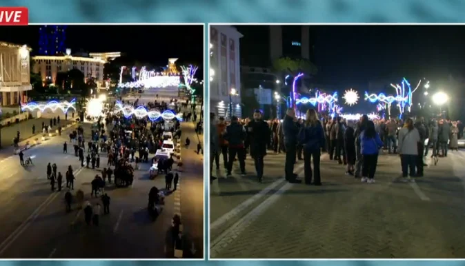 LIVE-“Foltorja” e opozitës/ Berisha mbledh në protestë para Kryeministrisë një grusht militantësh. Ja kush mban fjalën sot