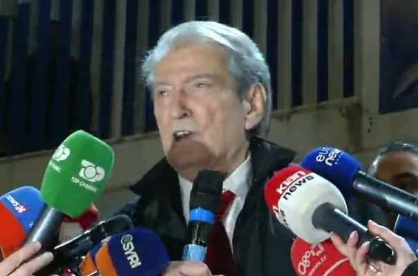 LIVE- Rreth 2 orë protestë, pas mbylljes Sali Berisha deklaratë në selinë e PD