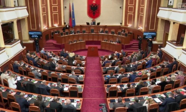 LIVE-Seanca plenare nis me debate/ Peleshi paralajmëron opozitën: Mos t’i ngelë hatri askujt nëse i ndërpres fjalën. Sot nuk ka..