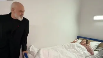 LIVE-Vigjilje e Krishtlindjes/ Rama viziton Qendrën Spitalore Universitare “Nënë Tereza”