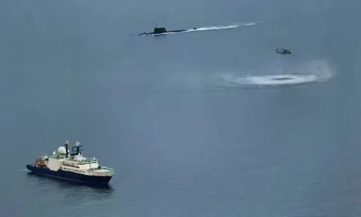 Londra deklasifikon fotot, përplasja e nëndetëseve britanike me ato ruse pranë një tubacioni gazi. Çfarë ndodhi në ujërat irlandeze