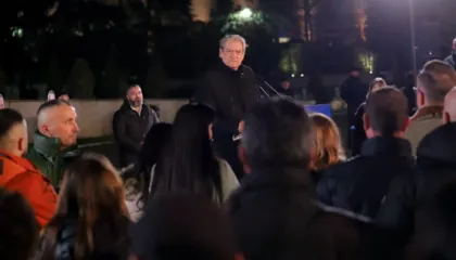 “Lubia bën ‘rrugët e florinjta’ me mln”/ Berisha në ‘Foltore’: Rilindja ka vdekur, duhet ta groposim regjimin e kalbur