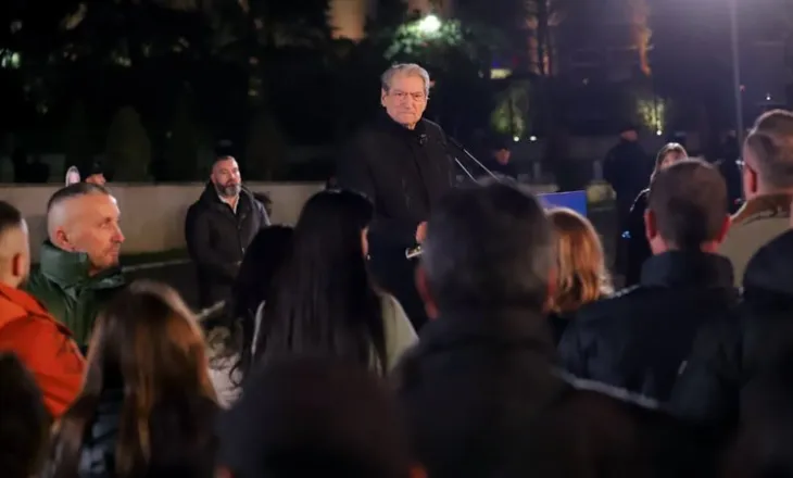 “Lubia bën ‘rrugët e florinjta’ me mln”/ Berisha në ‘Foltore’: Rilindja ka vdekur, duhet ta groposim regjimin e kalbur