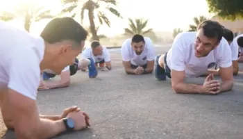 Macron viziton ushtarët francezë në Emiratet e Bashkuara Arabe, stërvitet dhe….