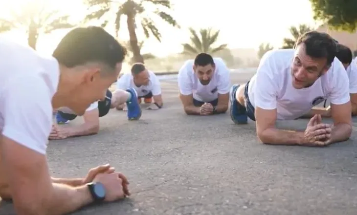 Macron viziton ushtarët francezë në Emiratet e Bashkuara Arabe, stërvitet dhe….