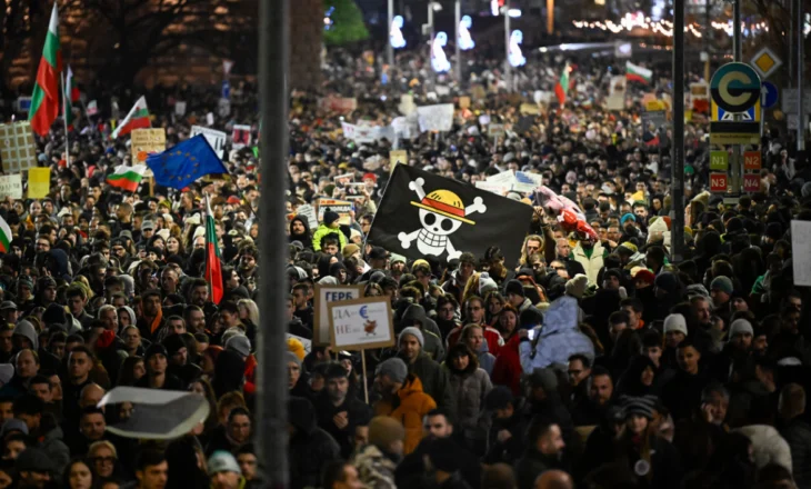 “Mafiozë, jepni dorëheqjen”/ Dhjetëra mijëra njerëz dalin në rrugët e Bullgarisë kundër qeverisë, kundërshtojnë rritjen e taksave