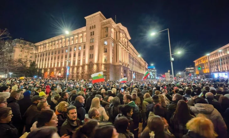 “Mafiozë, jepni dorëheqjen”, dhjetëra mijëra njerëz mbushin rrugët e Sofjes, tronditet qeveria