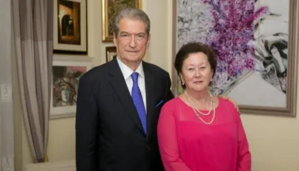 ‘Magjia e kësaj nate le të shndërrohet në shpresë’/ Berisha uron Krishtlindjen: Magjepsëse për besimtarët