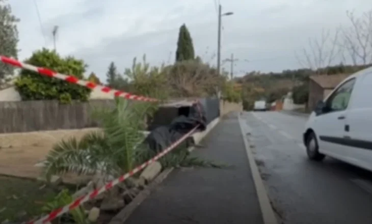 Makina del nga rruga dhe përmbyset në pishinë, vdesin tre të rinj në Francë