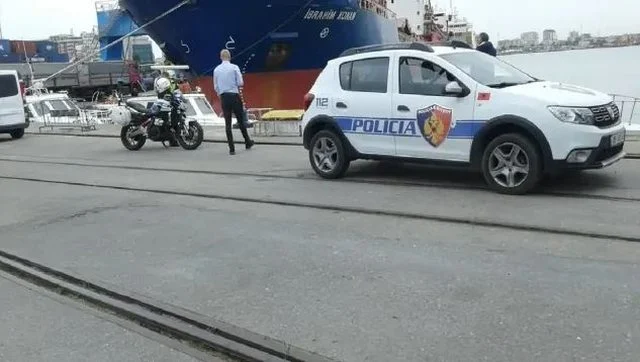 Makina me pajisje të dyshuara si përgjues, dy zyrtarët e Guardia Di Finanza dhe një tjetër mbërritën mbrëmë në Durrës