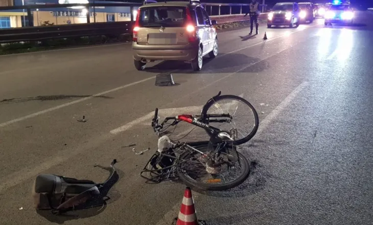 Makina përplas 65-vjeçarin me biçikletë, i moshuari në gjendje të rëndë shëndetësore