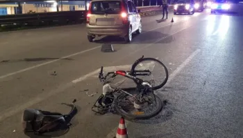 Makina përplas një person me biçikletë, dërgohet me urgjencë në spital (FOTOT)