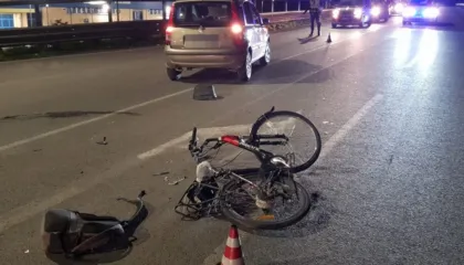 Makina përplas një person me biçikletë, dërgohet me urgjencë në spital (FOTOT)