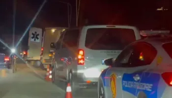 Makina përplas një person me biçikletë