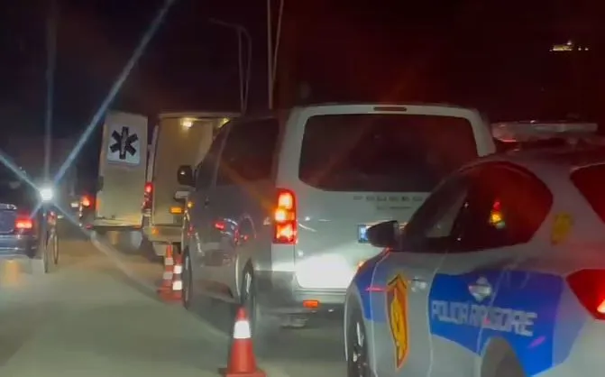 Makina përplas një person me biçikletë