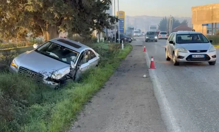 Makina përplaset me autobusin, përfundon në kanal
