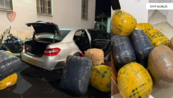 Mallra kontrabandë nga Greqia në Shqipëri, procedohet penalisht doganieri i Kapshticës