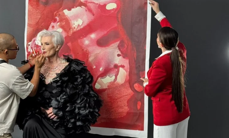 Mamaja e Elon Musk pozon për Fadil Berishën mes veprave të artistes shqiptare që pikturon vetëm me duar