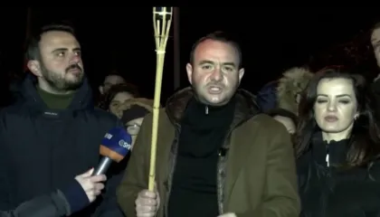 Marshim drejt Surrelit/ Disa të rinj i përgjigjen thirrjes së Berishës