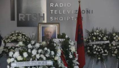 Mbahen homazhet për Ismet Bellovën, legjenda e mikrofonit sportiv përcillet për në banesën e fundit