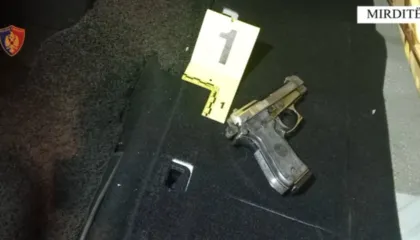 Mbante pistoletë ndërkohë që qarkullonte me makinë, arrestohet 35-vjeçarja në Mirditë