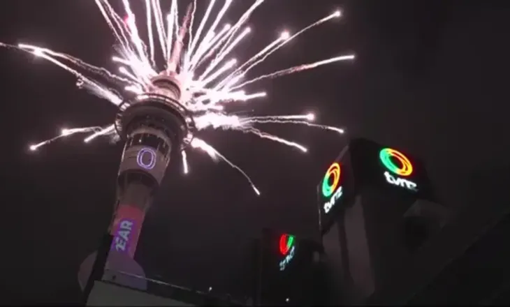 Mbërrin 2026-ta në Zelandën e Re, pritet me spektakël fishekzjarrësh (VIDEO)