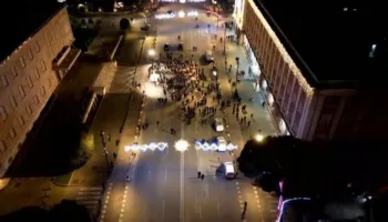 Mbështetësit e PD “tkurren” para Kryeministrisë, Berisha mbledh një grusht njerëzish në protestë